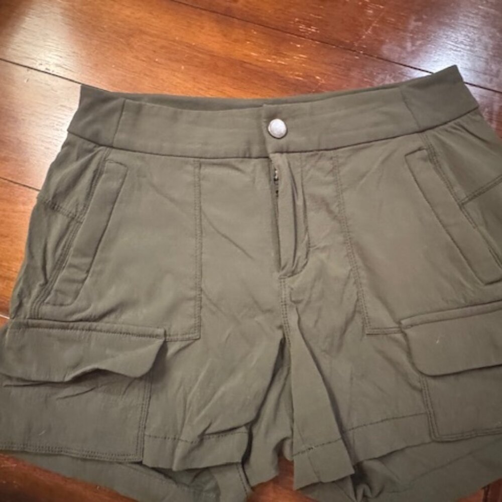 ATHLETA SHORT CARGOS. SIZE 6-DARK GREEN